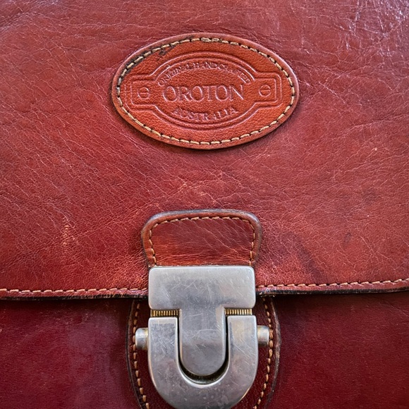 Oroton leather shoulder bag or purse - Picture 4 of 6